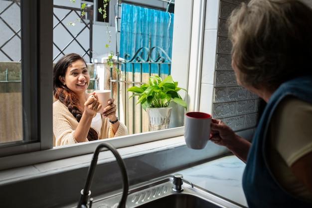 Photo women drinking coffee together