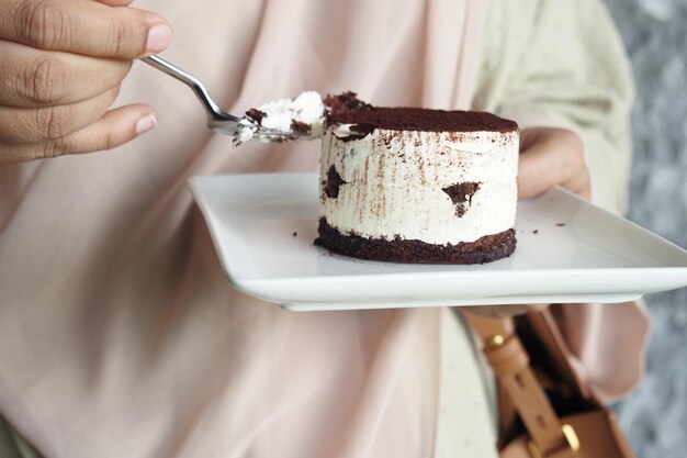 写真 チョコレートケーキを食べる女性たち