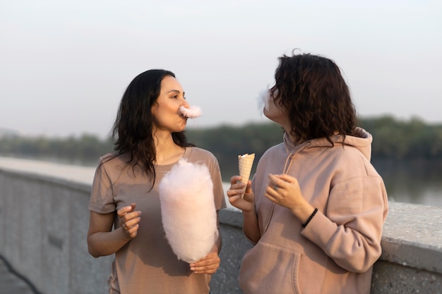 Foto donne che mangiano zucchero filato