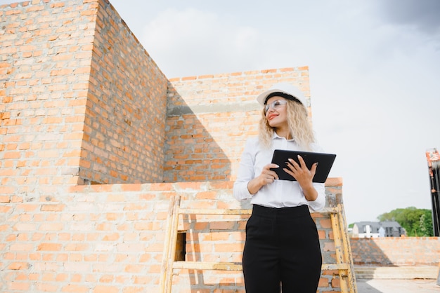 Women Engineer kijkt naar Building Glass.