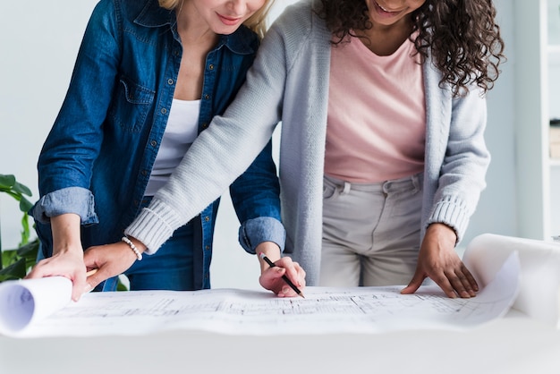 Foto ingegneri donne che lavorano insieme sulla planimetria