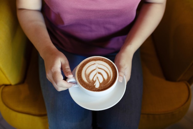 Foto le donne si godono il caffè in una caffetteria