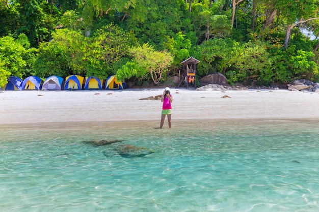 Foto le donne si godono l'aria fresca e l'acqua limpida nell'isola di similan, mare delle andamane, phuket, thailandia