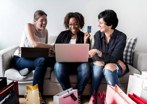 Photo women enjoy shopping online