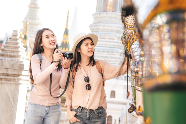 写真 女性はタイの旅行の神殿を楽しむ