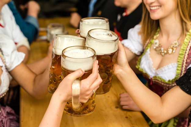 Photo women enjoying beer at oktoberfest