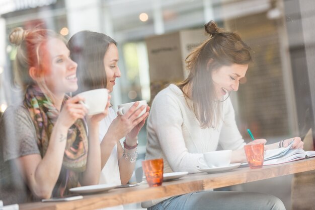 コペンハーゲンでコーヒーを楽しむ女性