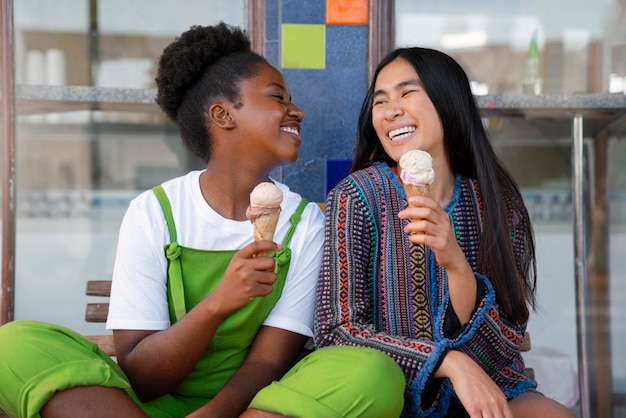 写真 外でアイスクリームを楽しむ女性