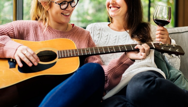 Foto le donne si godono la musica insieme