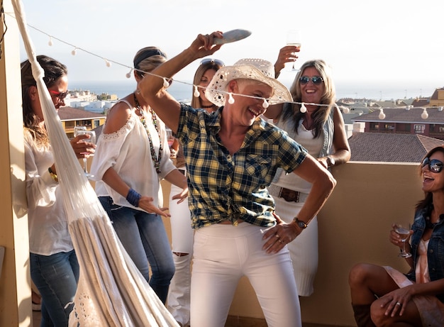 Foto donne che si godono una festa sul tetto