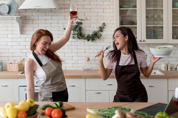 Foto donne che si godono il pasto a casa