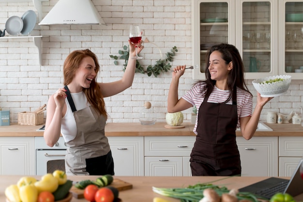 Foto donne che si godono il pasto a casa