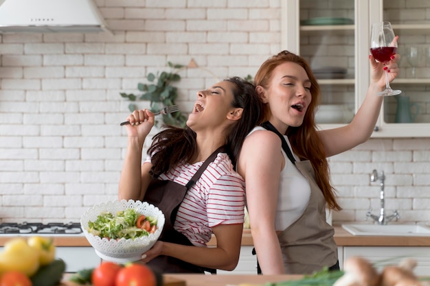 Foto donne che si godono il pasto a casa