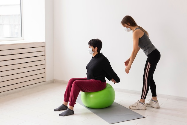 Foto donne che esercitano su una palla fitness