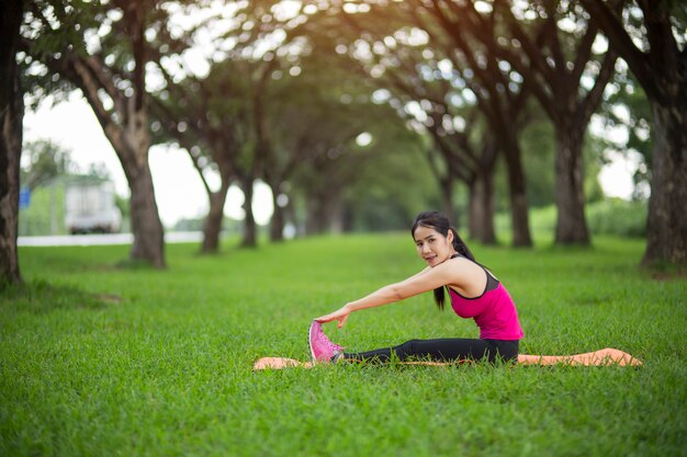 運動する女性。晴れた明るい光で運動する女性。