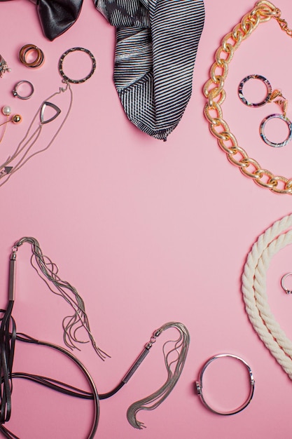 Концепция женской моды Стильные элегантные аксессуары на розовом фоне Вид сверху на плоскую планировку