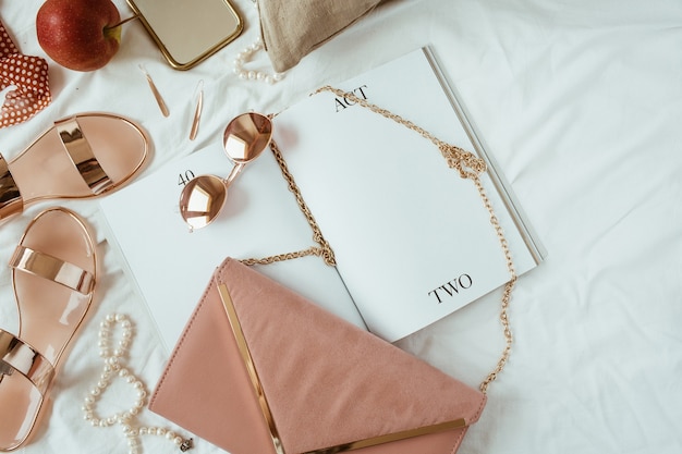 여성 패션 핑크 스타일 된 개념. 보석류, 흰색 리넨에 액세서리. 슬리퍼, 지갑 가방, 빈 잡지 시트