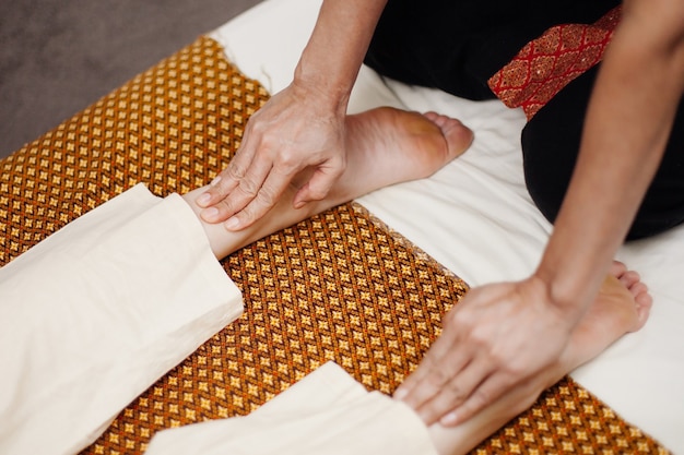 Foto le dita delle donne massaggiano i piedi