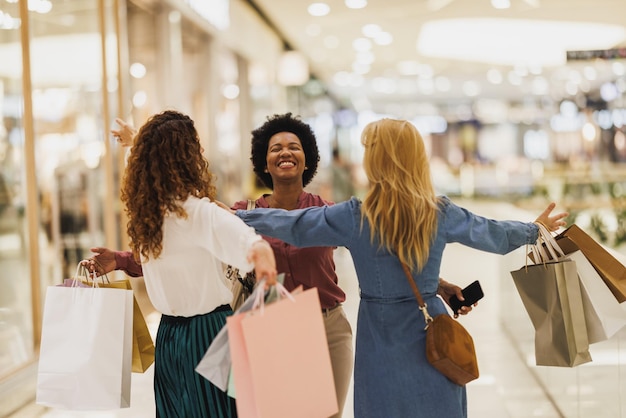 Photo women friends meeting in a shopping mall