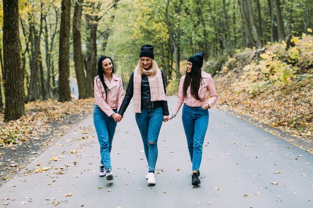 Photo women friends walking in park