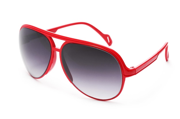 Женские гламурные красные солнцезащитные очки, изолированные на белом фоне