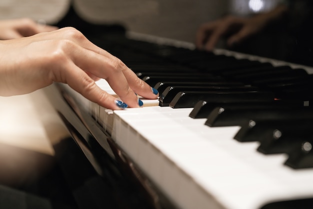 Photo women hand on classic piano keyboard closeup