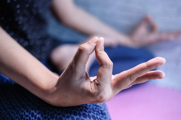 Foto donne che fanno yoga con le mani