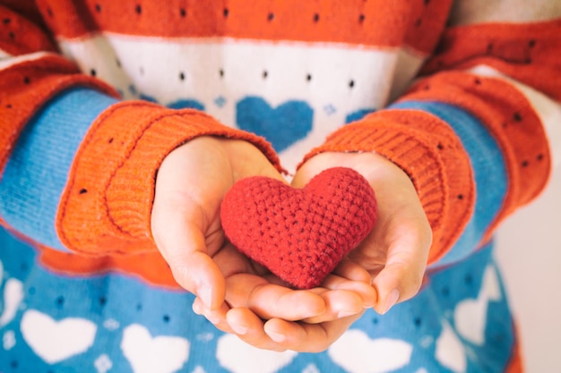 Фото Женщины с красными сердцами в руках концепция любви надежда счастливый валентин здравоохранение и медицинское обслуживание