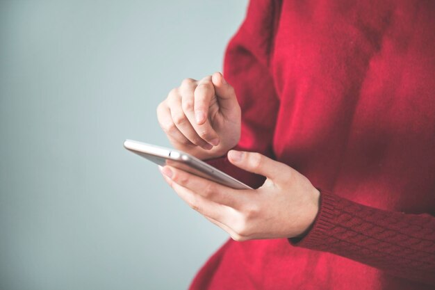 Women hand holding smart phone