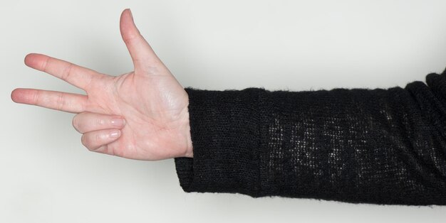 Фото Женская рука показывает жест в качестве языка жестов