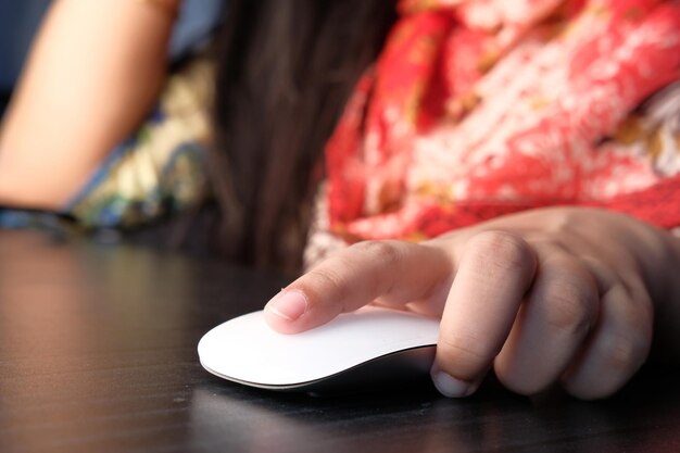 Photo women hand use computer mouse