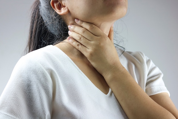 women has neck pain and sore
