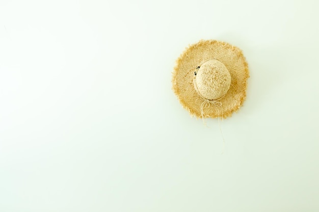 Cappello da donna appeso al muro di cemento bianco, interni decorati con spazio per le copie