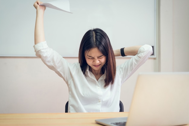 여성은 컴퓨터 때문에 오랜 시간 동안 허리 통증이 있습니다.