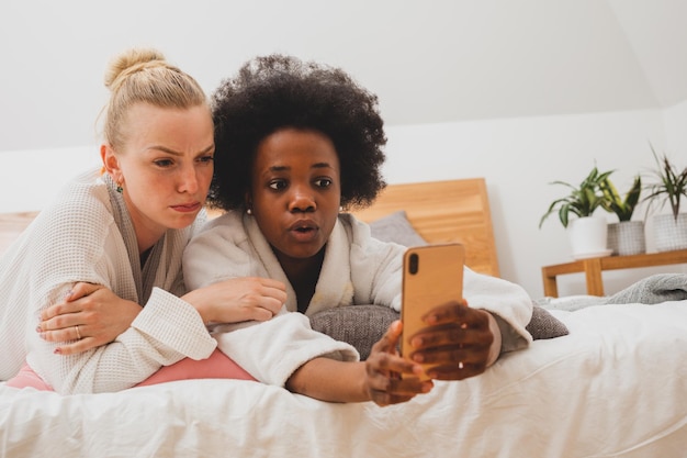 Le donne hanno una trasmissione in diretta alle terme