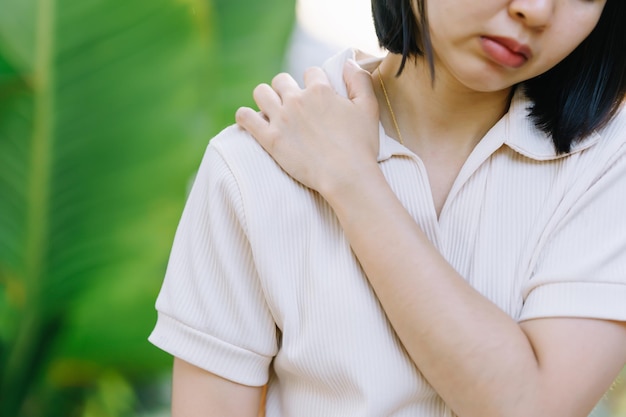 Foto le donne hanno dolori al collo e alle spalle che si riscontrano spesso tra gli impiegati sindrome da ufficio.