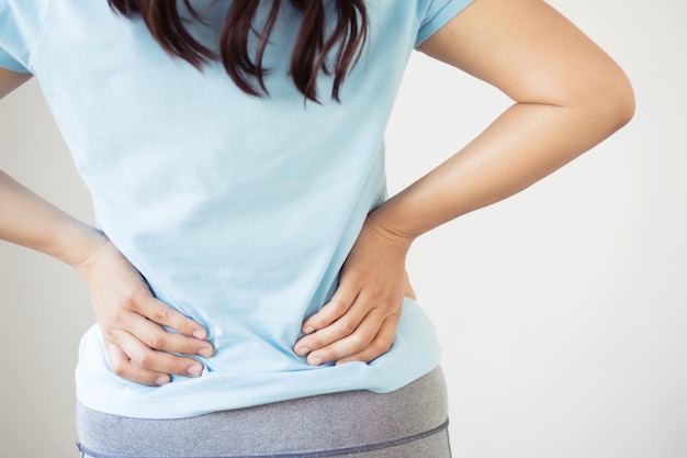 Women have waist pain due to lifting heavy objects
