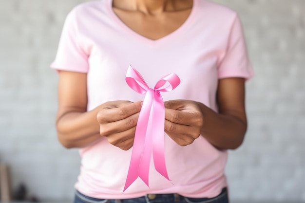女性は手にピンクのリボンを持ち、がんと闘うというコンセプトを持っています