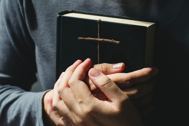 Photo women holding the bible and crosses of blessing from god.women in religious concepts