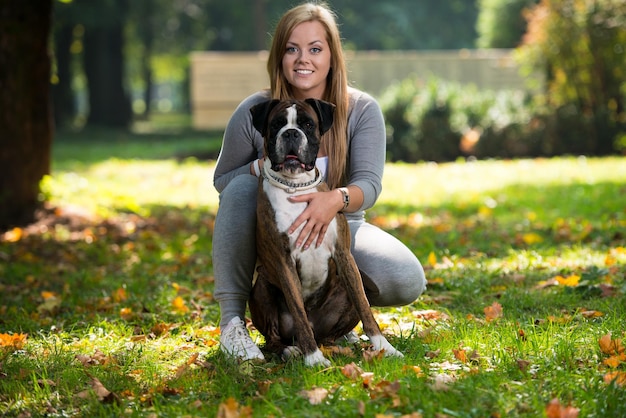 犬を抱く女性