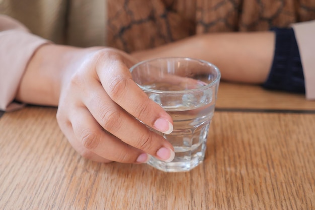 コップ一杯の水を持っている女性たち