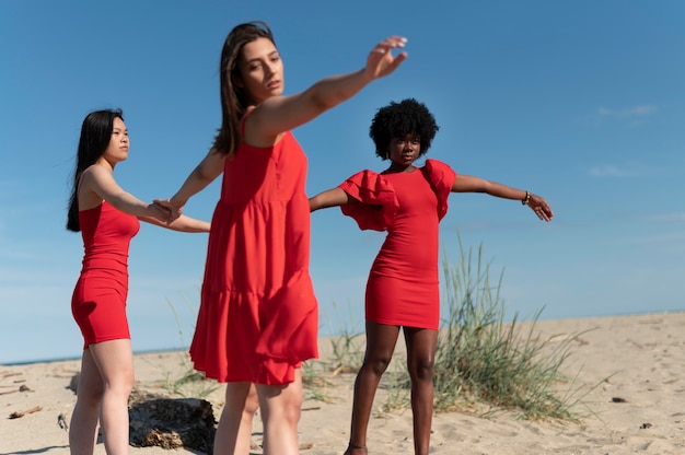 Photo women holding hands outdoors medium shot