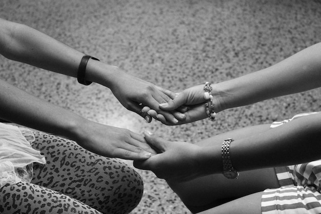 Photo women holding hands