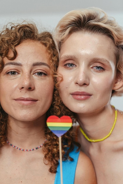 Foto donne con un cuore a forma di cuore lgbti colors stock photo