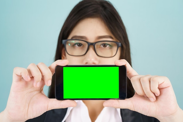 Photo women holding smartphone mock up green screen