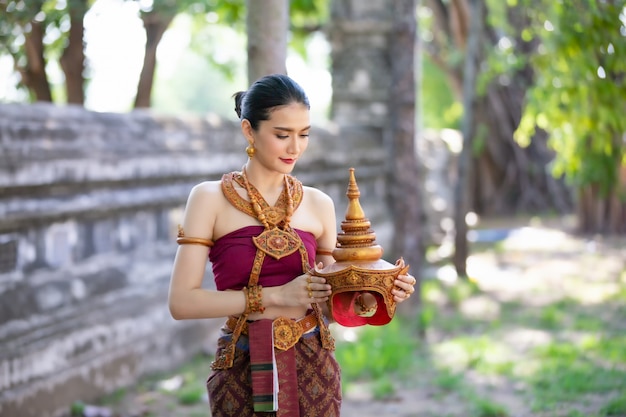 사진 태국 전통 의상을 입은 여성