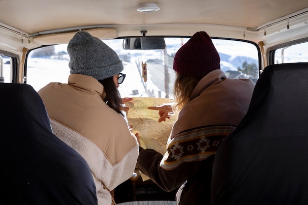 写真 地図を参照しているキャンピングカーの中の女性