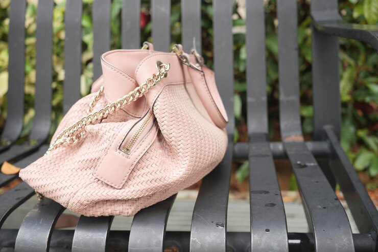 Photo women left her hand bag on the beach