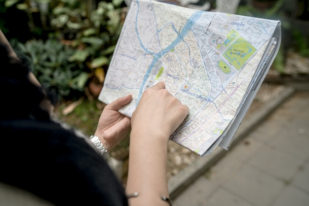 Foto donne che guardano il posto da qualche parte sulla mappa