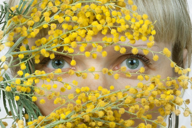 Donne che guardano attraverso i fiori